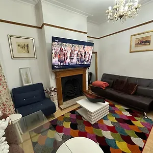 4 Double Bed Family 15 Mins From Central Ldn , London United Kingdom